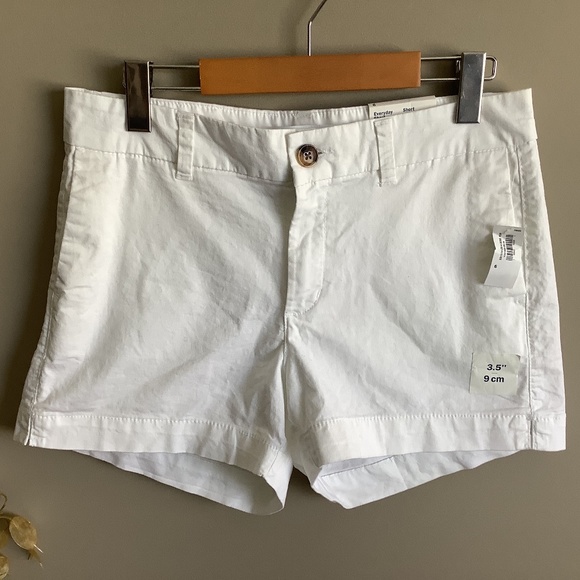 Old Navy Pants - 🦋3/$20 Old Navy white “ Everyday Short”